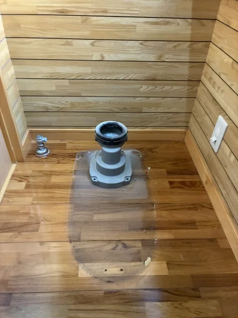 既設の便器を撤去し、排水ソケットと止水栓を確認した様子|白岡市のトイレ交換