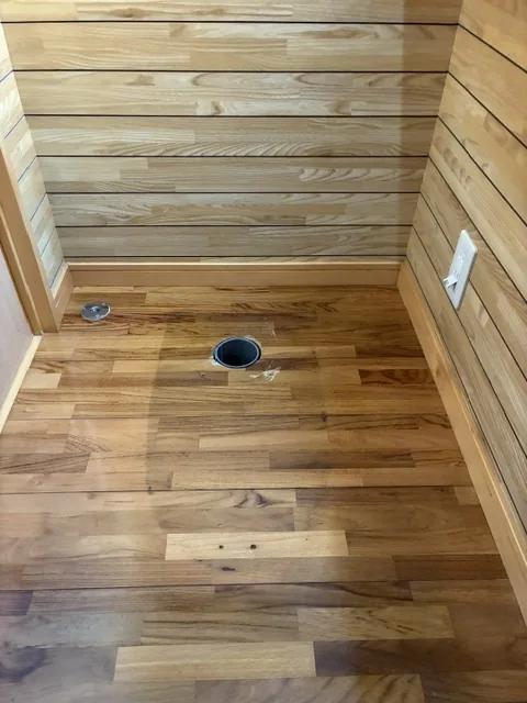 便器の撤去後、床の排水口まわりを清掃した様子|白岡市のトイレ交換
