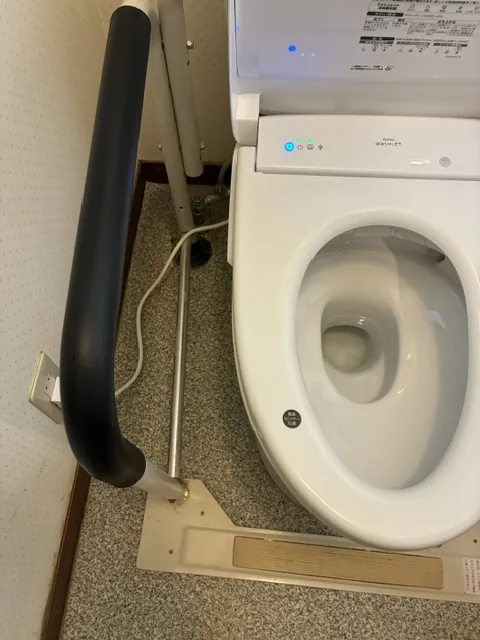 交換後のウォシュレットの動作確認の様子（施工後）｜さいたま市桜区の温水洗浄便座交換