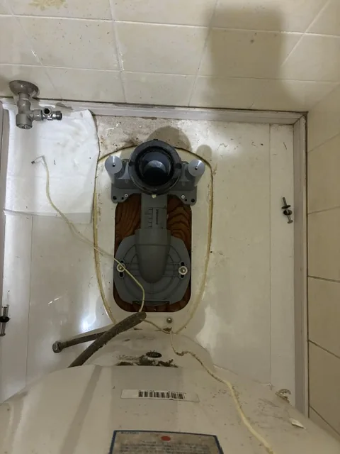 ふじみ野市のトイレつまり除去｜便器を取り外して確認した排水ユニット。つまりはなく便器内に原因があると判明