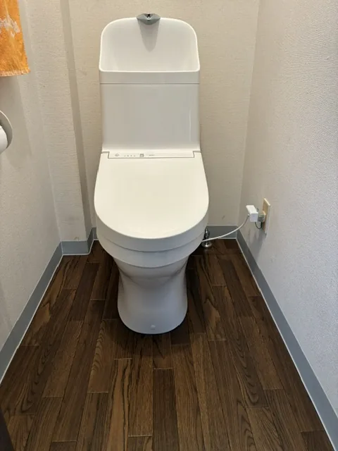交換後のウォシュレット一体型便器の正面(施工後)|トイレ便器交換工事