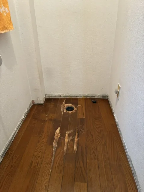 水が染みて傷んだ床と排水管まわりの状態(施工前)|トイレ便器交換・クッションフロア貼り替え