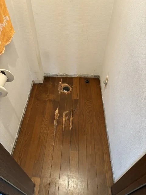 既設の便器を撤去した後の床と排水管(施工前)|トイレ便器交換工事