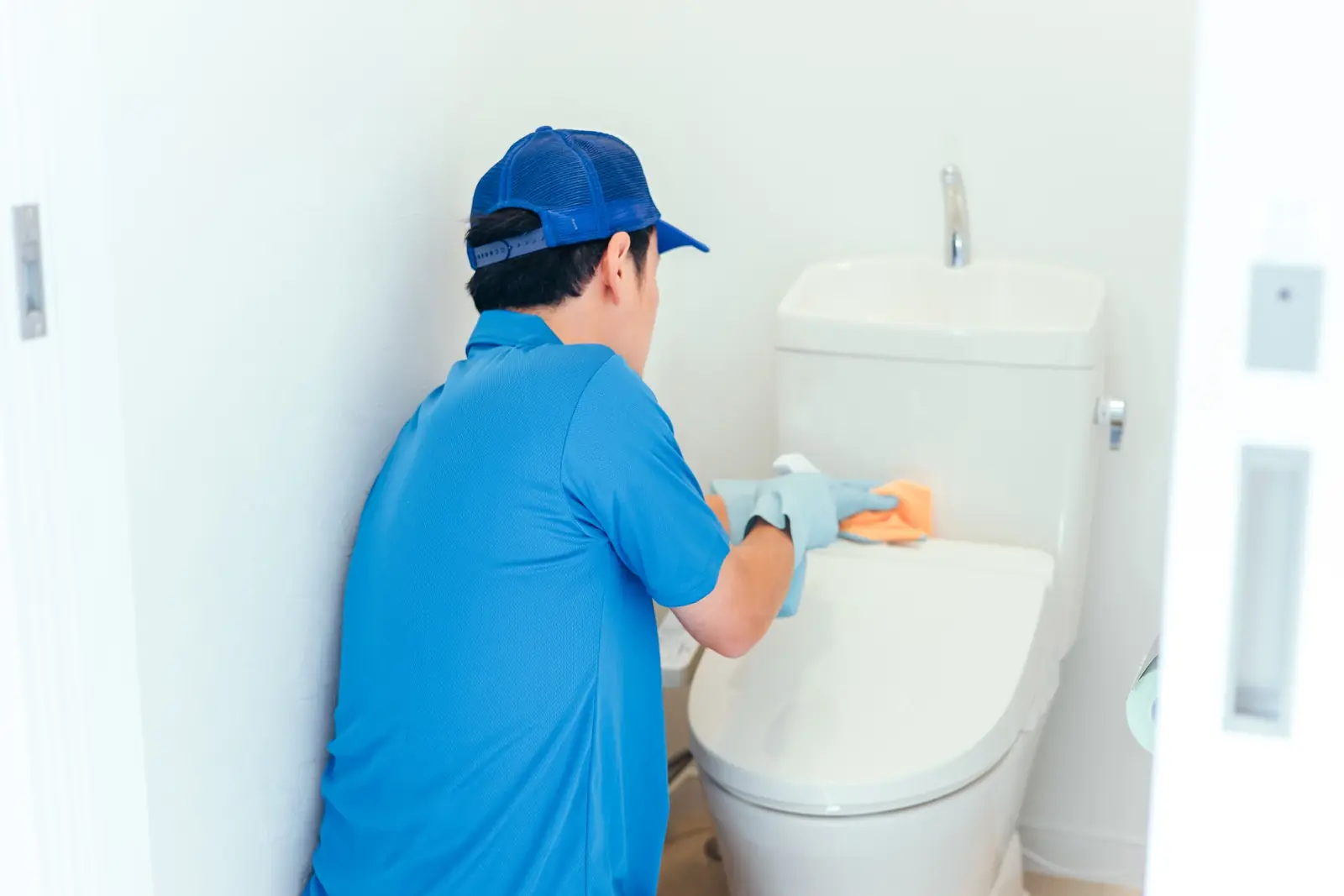 トイレの清掃・メンテナンスを行うさくら水道のスタッフ
