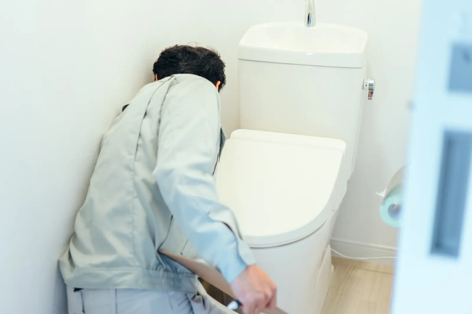 トイレの修理作業を行うさくら水道の作業員