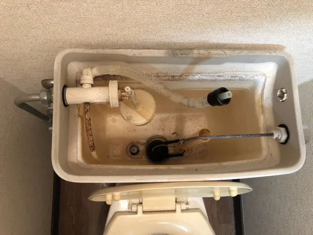 草加市　トイレタンク内不具合の施工写真