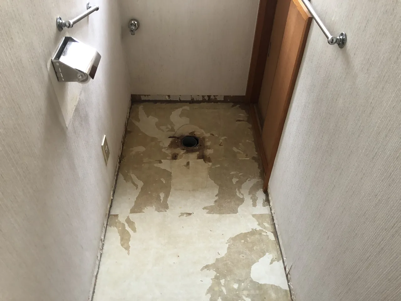 さいたま市中央区　トイレ交換床貼り替え工事の施工写真