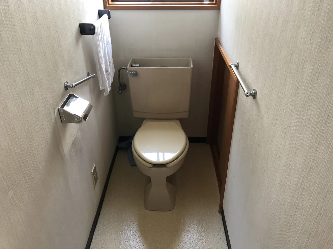 さいたま市中央区　トイレ交換床貼り替え工事の施工写真