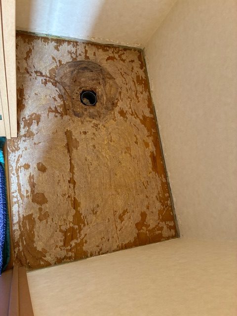 埼玉県さいたま市中央区　トイレ交換床クッションフロア・ソフト巾木の貼り替え｜施工中