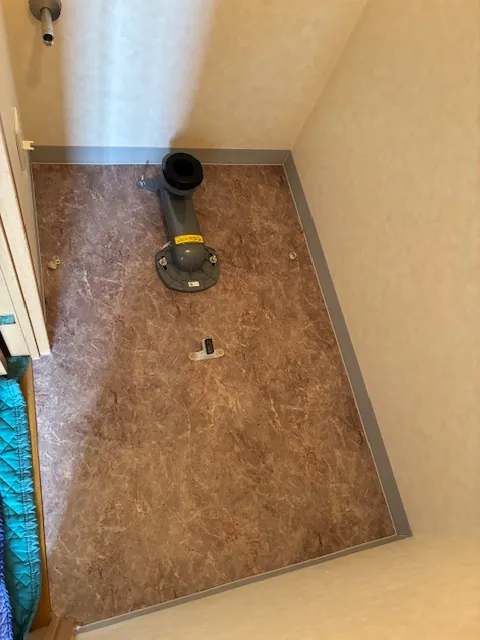 埼玉県さいたま市中央区　トイレ交換床クッションフロア・ソフト巾木の貼り替え｜施工中