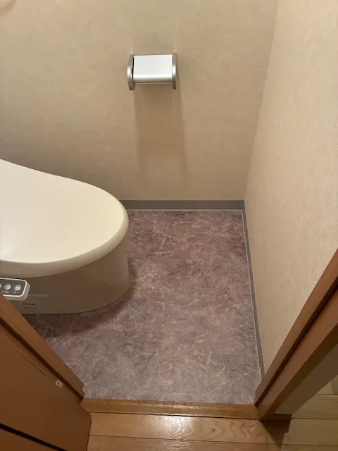 埼玉県さいたま市中央区　トイレ交換床クッションフロア・ソフト巾木の貼り替え｜施工後