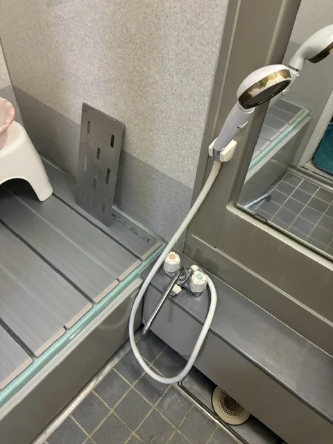 浴室のデッキタイプ2ハンドル混合水栓(施工前)|さいたま市中央区の水栓交換