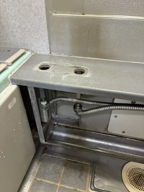既存の浴室水栓を取り外した状態(施工中)
