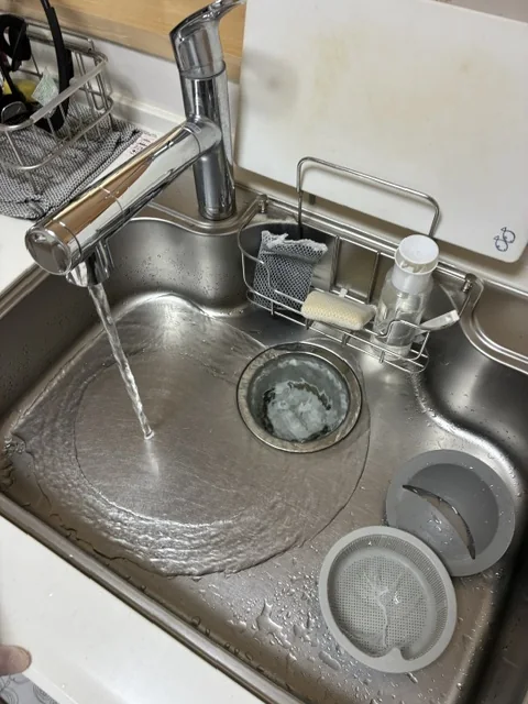 キッチンの流しシンクに水が溜まった状態(施工前)|さいたま市中央区の排水詰まり