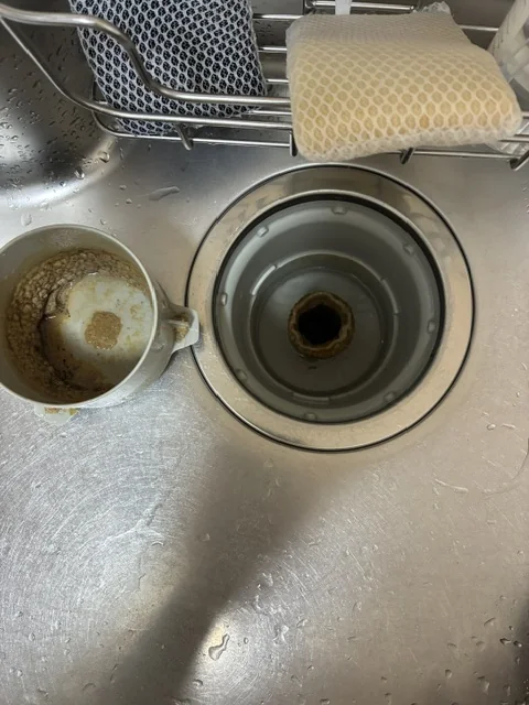排水ホース内部にたまった汚れ(施工中)