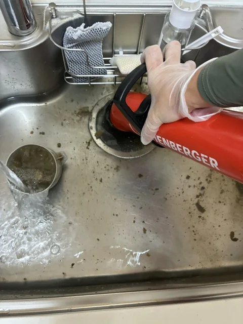 キッチン排水の詰まり除去作業(施工中)