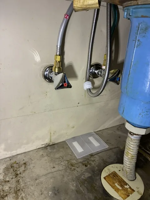 越谷市のキッチン水栓交換|施工後。新しい給水給湯止水栓とステンレスフレキ管に交換したシンク下