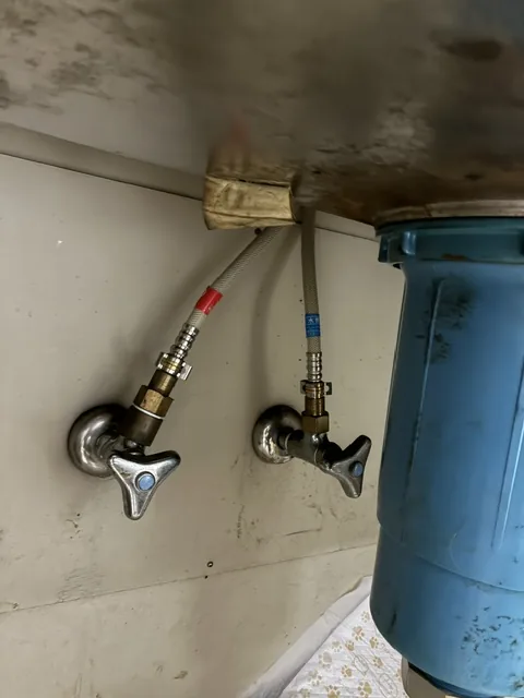 越谷市のキッチン水栓交換|施工前。シンク下の給水・給湯の止水栓と経年したフレキ管