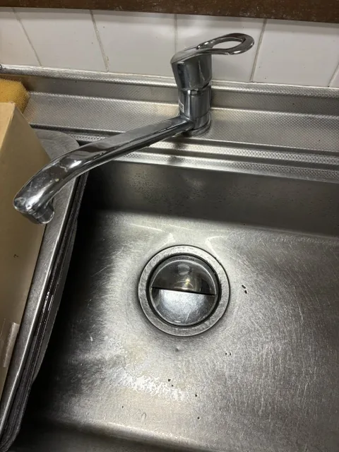越谷市のキッチン水栓交換|施工前。約10年使用したシングルレバー混合水栓(レバー根元から水漏れ)