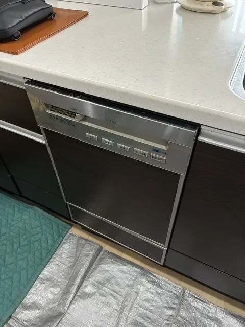 杉戸町のビルトイン食洗機交換|施工前。経年劣化で不具合と水漏れが出ていた既設のビルトイン食洗機