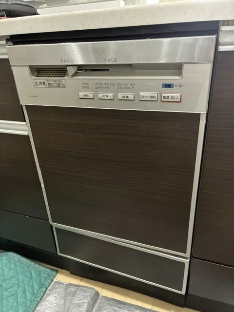 杉戸町のビルトイン食洗機交換|施工前。既設食洗機 Panasonic NP-P45VD2S の操作パネルと木目のドア材