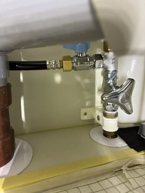杉戸町のビルトイン食洗機交換|シンク下の給水配管と止水栓まわり。正確に配管していく