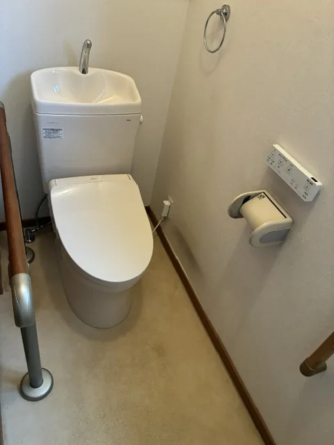 さいたま市西区のトイレ交換工事｜施工後。新しいトイレに交換した2か所目（手すりのあるトイレ）