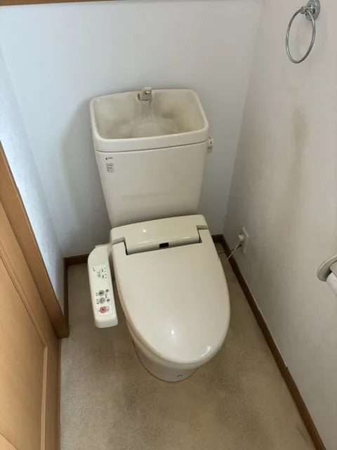 さいたま市西区のトイレ交換工事｜施工前。1か所目のトイレ（長年使用されてきたタンク付きの便器）