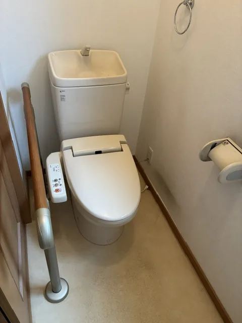 さいたま市西区のトイレ交換工事｜施工前。2か所目の手すりのあるトイレ（長年使用されてきたタンク付きの便器）