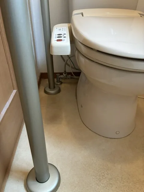 さいたま市西区のトイレ交換工事｜施工前。2か所目のトイレの便器と手すりまわり