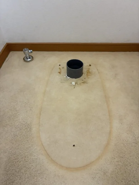 さいたま市西区のトイレ交換工事｜既存のトイレを取り外し、床の排水部分の状態を確認（1か所目）