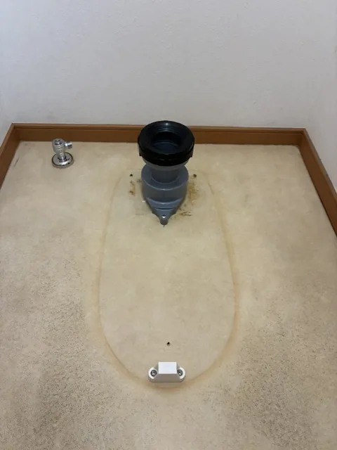 さいたま市西区のトイレ交換工事｜排水管と床のすき間が無いよう、排水部分を処理した状態（1か所目）
