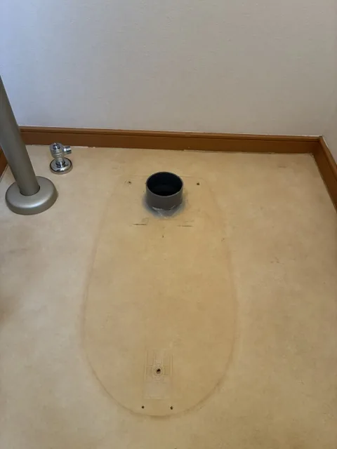 さいたま市西区のトイレ交換工事｜既存のトイレを取り外し、床の排水部分の状態を確認（2か所目）