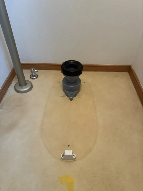 さいたま市西区のトイレ交換工事｜排水管と床のすき間が無いよう、排水部分を処理した状態（2か所目）