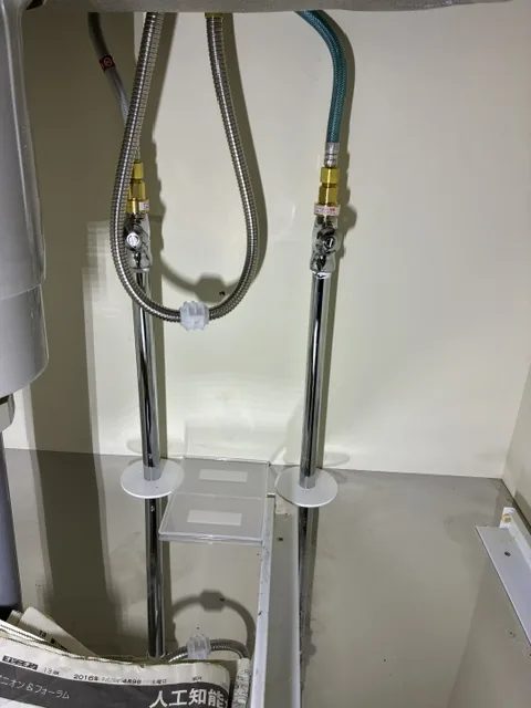 川口市のキッチン水栓交換|施工後。新しく交換した止水栓と給水管