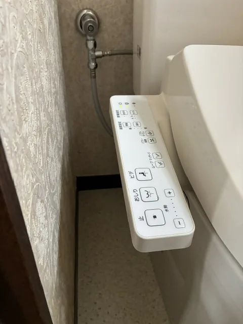 さいたま市緑区のトイレ交換工事｜施工後。壁のリモコンと給水部分