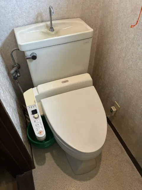 さいたま市緑区のトイレ交換工事｜施工前。約30年使用されてきたタンク付きのトイレ