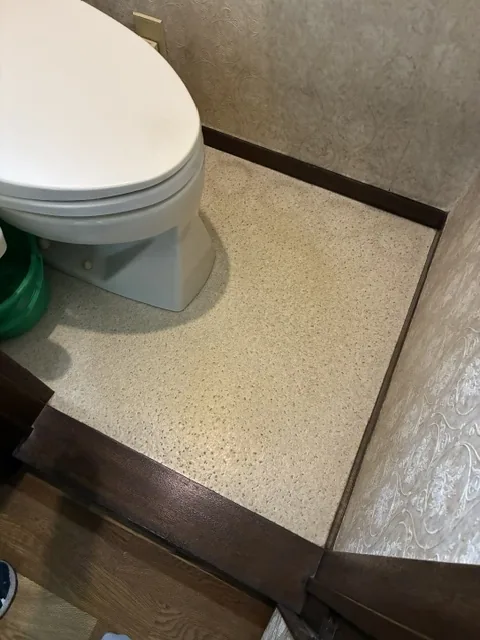 さいたま市緑区のトイレ交換工事｜施工前。便器と床まわりの様子