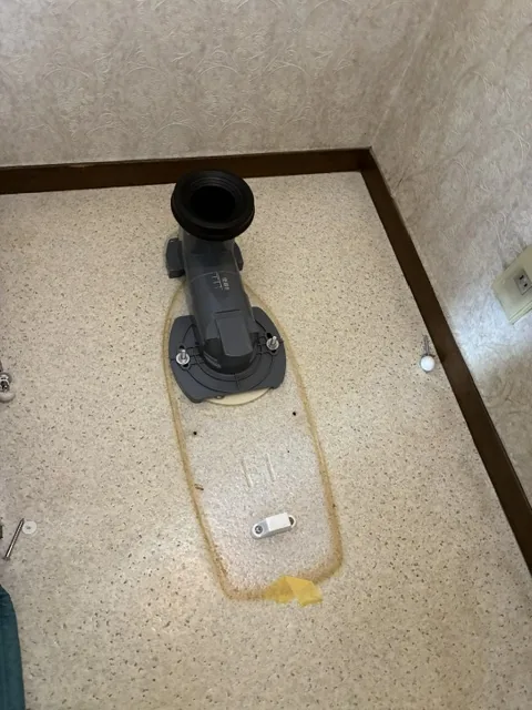 さいたま市緑区のトイレ交換工事｜便器と排水管を接続するフランジを新しいものに交換