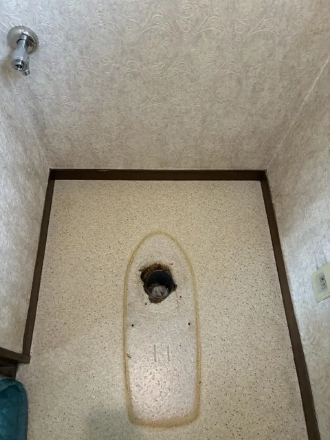 さいたま市緑区のトイレ交換工事｜便器を撤去した後の床と排水部分