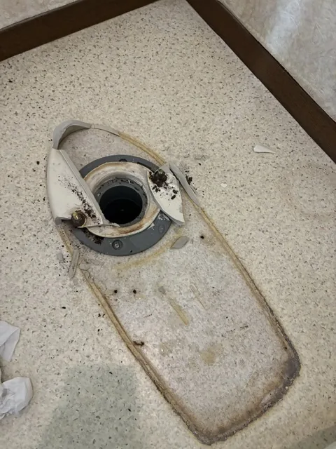 さいたま市緑区のトイレ交換工事｜錆びて固着したネジを外すため、便器の一部を割って撤去している途中の床まわり