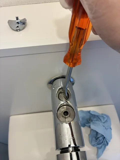 さいたま市桜区の小便器フラッシュバルブ修繕|止水栓を開けて作動確認